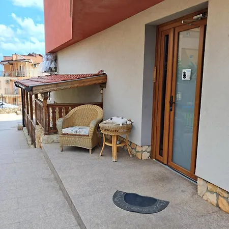 Konukevi Neli Sea 3*